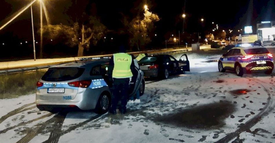 zdjęcie: Skradzionym BMW i na skradzionym paliwie pojechał na wycieczkę do Chałup, a po alkoholu i amfetaminie chciał dojechać do Władysławowa. / fot. KPP w Pucku