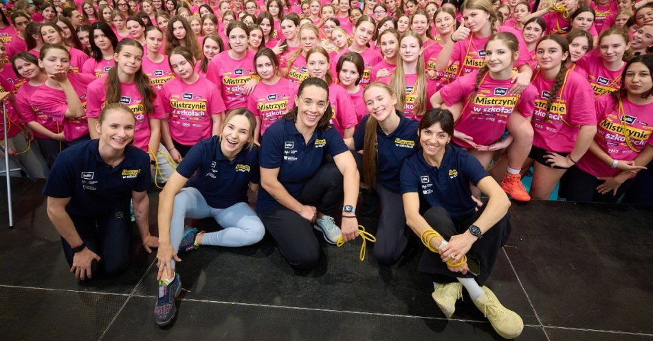zdjęcie: Blisko pięćset uczennic ze stolicy trenowało i rozmawiało z wyjątkowymi mistrzyniami sportu / fot. Rafał Oleksiewicz