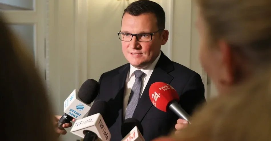 zdjęcie: Szefernaker: rząd chce jeszcze bardziej skomplikować podatki / Warszawa, 07.08.2026. Szef gabinetu prezydenta RP Paweł Szefernaker podczas wypowiedzi dla mediów po konferencji „Co dalej z CPK. Bilans, szanse, zagrożenia”, 7 bm. w Pałacu Prezydenckim w Warszawie. Wydarzenie współorganizowane było przez Kancelarię Prezydenta Rzeczypospolitej Polskiej, Stowarzyszenie Tak dla CPK i Stowarzyszenie Tak dla Rozwoju. (sko) PAP/Paweł Supernak
