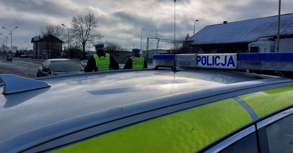 zdjęcie: Fiat uderzył w lokomotywę na przejeździe w Nisku / fot. KPP w Nisku fot.: KPP w Nisku