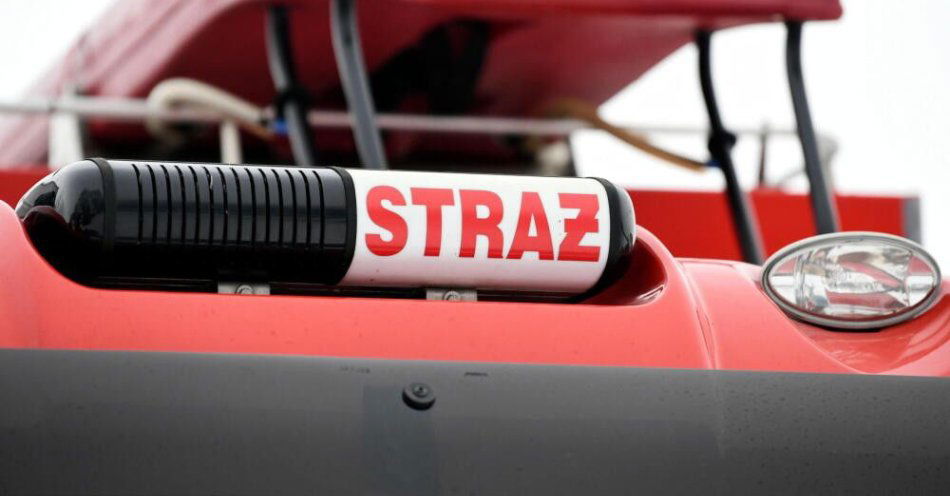 zdjęcie: Państwowa Straż Pożarna: w ostatnim dniu roku strażacy interweniowali prawie 1,6 tys. razy / Hurko (powiat przemyski), 14.12.2021. Samochód straży pożarnej w Hurku k. Przemyśla, 14 bm. podczas akcji wydobycia fragmentu austriackiego mostu pontonowego z rzeki San.  Jest to prawdopodobnie jedyny zachowany taki element z czasów pierwszej wojny światowej z okresu walk o Twierdzę Przemyśl. Organizatorami akcji byli Związek Gmin Fortecznych Twierdzy Przemyśl, Stowarzyszenie Dwóch Wojen oraz Przemyskie Stowarzyszenie Rekonstrukcji Historycznej. Pomagali strażacy. (dd/dw) PAP/Darek Delmanowicz