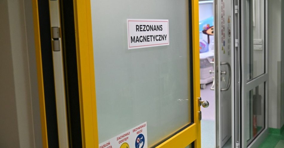 zdjęcie: NFZ zapłaci mniej za niektóre badania diagnostyczne wykonane ponad limit / Szczecin, 12.01.2023. Uroczyste otwarcie Pracowni Rezonansu Magnetycznego w Samodzielnym Publicznym Specjalistycznym Zakładzie Opieki Zdrowotnej „Zdroje” w Szczecinie, 12 bm. (jm) PAP/Marcin Bielecki ***Zdjęcie do depeszy PAP pt. Szczecin/ Otwarto pracownię rezonansu magnetycznego w szpitalu 