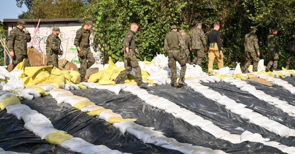 zdjęcie: Zwiększamy obecność wojska, policji i innych służb / fot. PAP