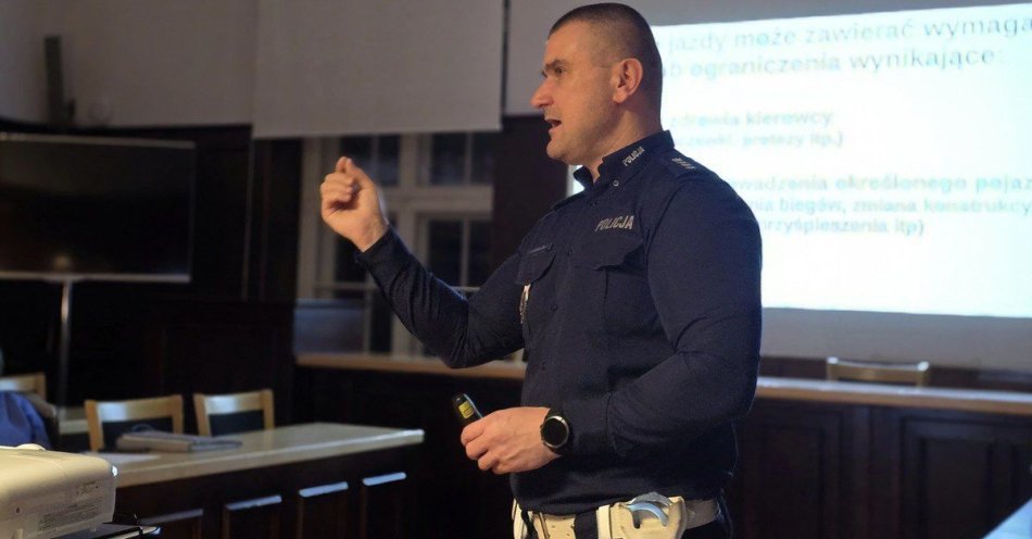 zdjęcie: Seniorzy uczą się bezpieczeństwa na drodze w Pszczynie / fot. KPP w Pszczynie