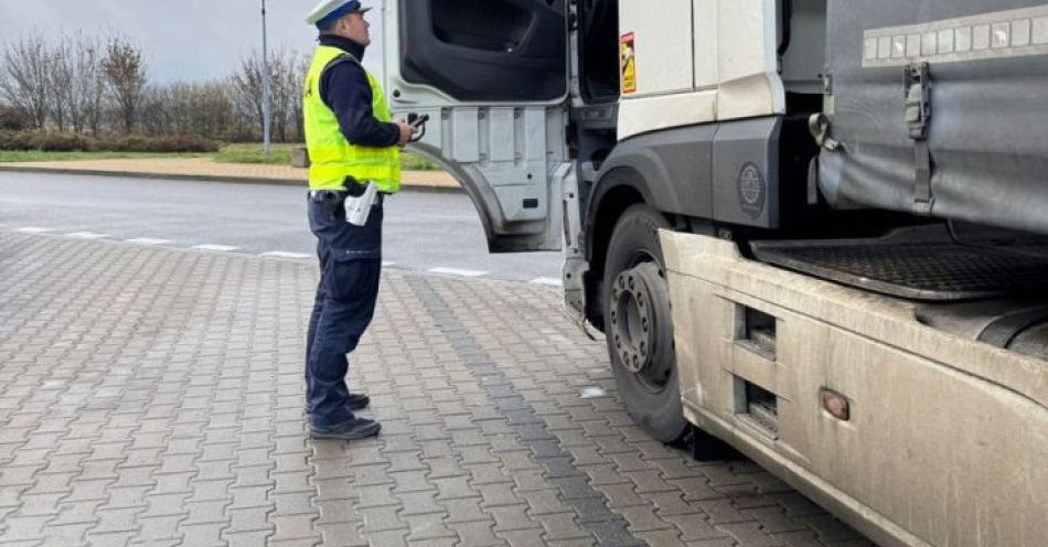 zdjęcie: 19 mandatów dla kierowców ciężarówek na drodze S3 / fot. KPP w Pyrzycach
