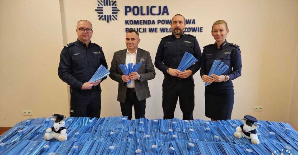 zdjęcie: 5000 odblaskowych opasek trafi do mieszkańców / fot. KPP Włoszczowa