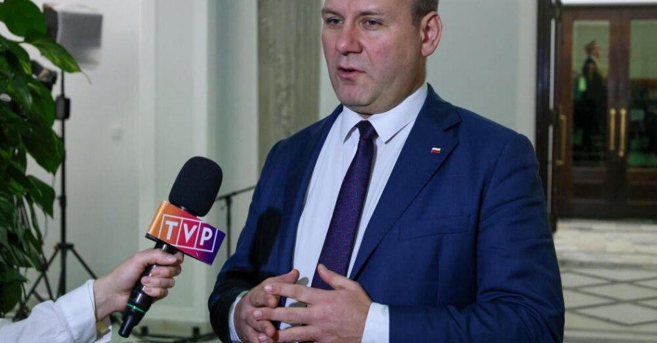 zdjęcie: Szynkowski vel Sęk (PiS): chcielibyśmy, żeby aktywność legislacyjna prezydenta była dodatkowo konsultowana / Warszawa, 03.12.2025. Poseł PiS Szymon Szynkowski vel Sęk  udziela wypowiedzi mediom w Sejmie, 3 bm.  w trakcie 46. posiedzenia niższej izby parlamentu.  (az/dw) PAP/Albert Zawada