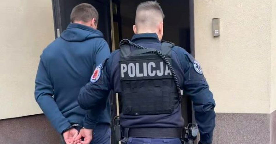 zdjęcie: Agresywny mężczyzna zatrzymany za znęcanie się psychiczne nad członkami rodziny,  groźby karalne oraz uszkodzenie mienia / fot. KMP w Gdyni