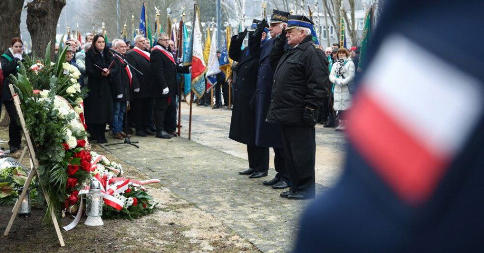 zdjęcie: W 20. rocznicę katastrofy hali Międzynarodowych Targów Katowickich uczczono pamięć ofiar tej tragedii / Katowice, 28.01.2026. Uroczyste obchody 20. rocznicy katastrofy budowlanej na terenie Międzynarodowych Targów Katowickich, przed pomnikiem pamięci ofiar katastrofy MTK, 28 bm. w Katowicach. (ad) PAP/Kasia Zaremba