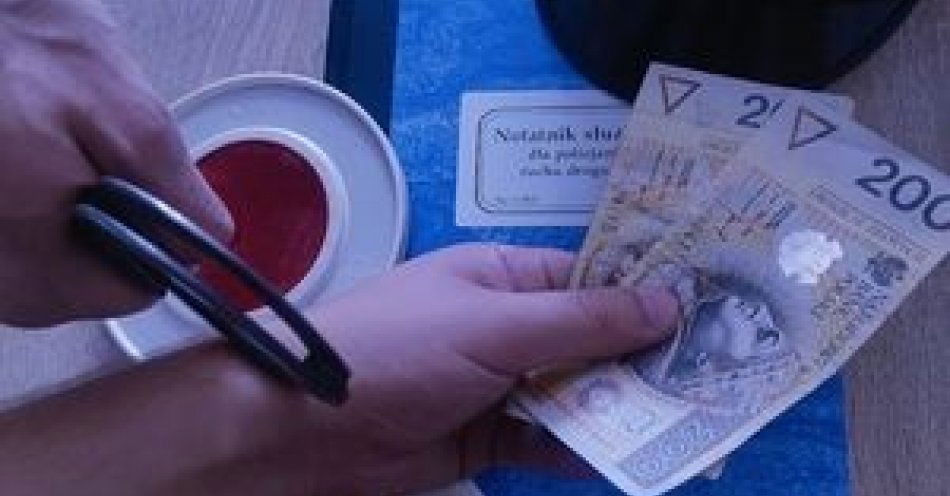 zdjęcie: Kierujący wyprzedzający na przejściu dla pieszych chciał wręczyć korzyść majątkową policjantom radomskiej drogówki / fot. KMP w Radomiu