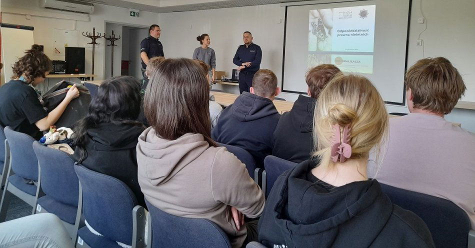 zdjęcie: Policjanci zorganizowali debatę z młodzieżą / fot. KPP w Pruszczu Gdańskim