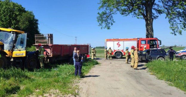 Samochód osobowy zderzył się z ciągnikiem rolniczym