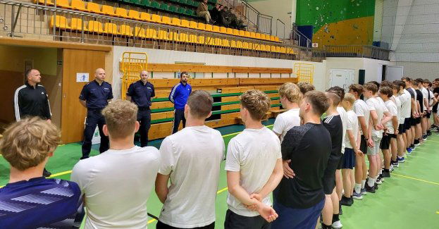 Uczniowie uczestniczyli w teście sprawności fizycznej policjanta