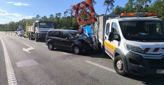 Najechała na samochód służby drogowej zabezpieczający prace na drodze