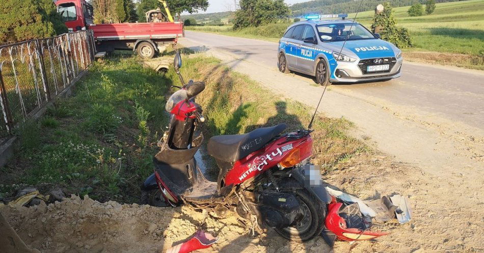 zdjęcie: Pijany motorowerzysta uderzył w Iveco / fot. KPP Tomaszów Lubelski