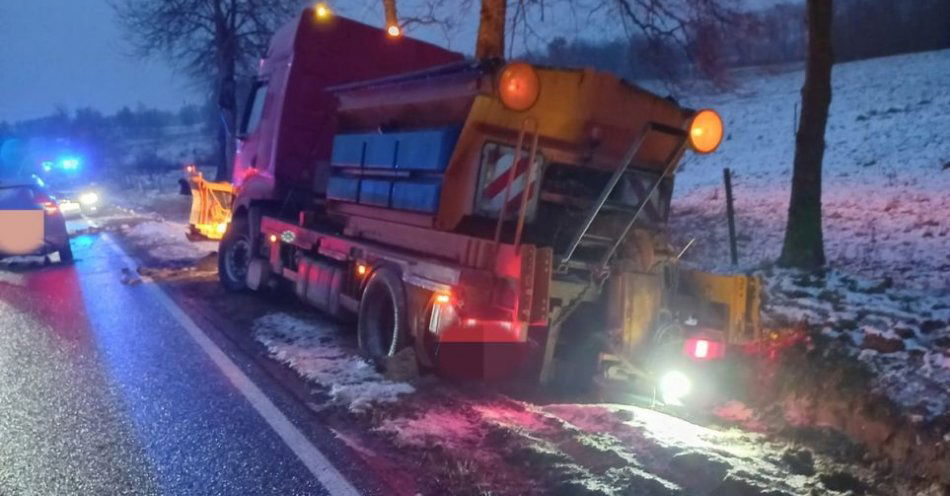 zdjęcie: Pługopiaskarką wjechał do rowu, miał 2 promile alkoholu w organizmie / fot. KPP w Mrągowie