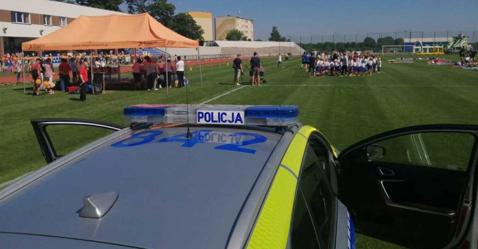 zdjęcie: Policjanci na XVII Międzyprzedszkolnej Olimpiadzie Sportowej / fot. KPP Mogilno