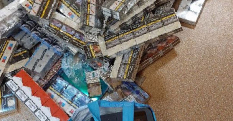 zdjęcie: Kobieta na zakazie w Oplu przewoziła papierosy z przemytu / fot. KPP w Szydłowcu