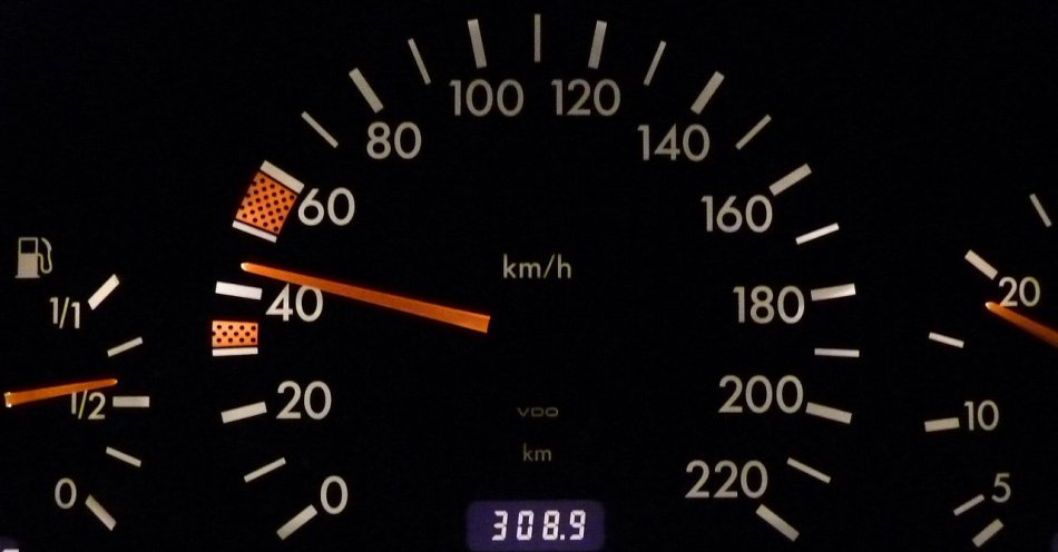 zdjęcie: Jechali ponad 200 km/h na ekspresówce, otrzymali po 2500 złotych mandatu / pixabay/4781