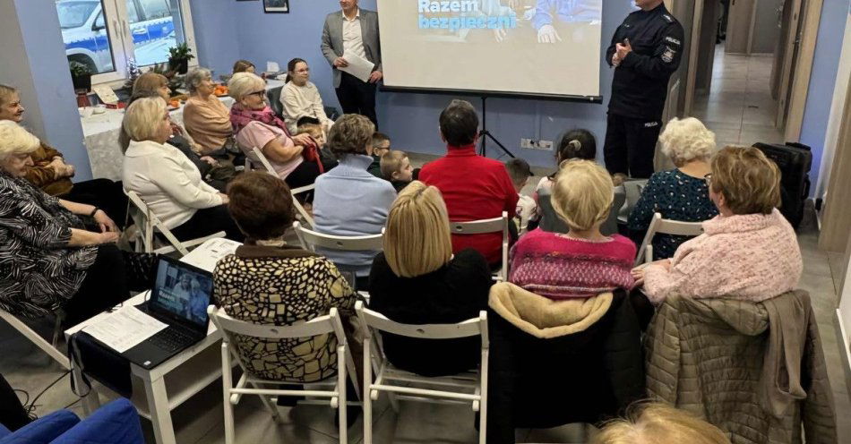 zdjęcie: Seniorzy uczą się jak nie dać się oszukać / fot. KPP Siemiatycze