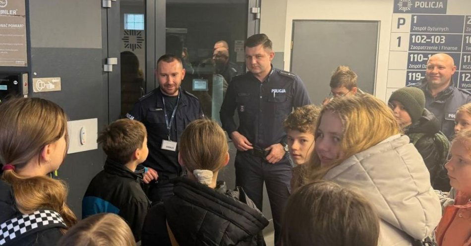 zdjęcie: Policjanci uczą dzieci jak bezpiecznie spędzać ferie / fot. KPP Końskie Aby ferie były bezpieczne