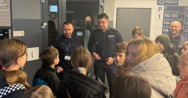 Policjanci uczą dzieci jak bezpiecznie spędzać ferie