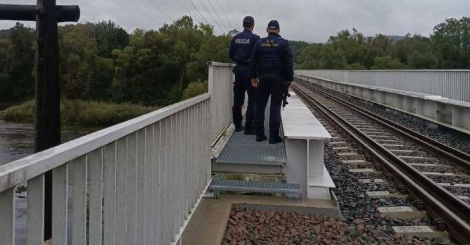 zdjęcie: Dzielnicowi i Straż Ochrony Kolei w akcji Rail Action Week / fot. KPP w Sanoku