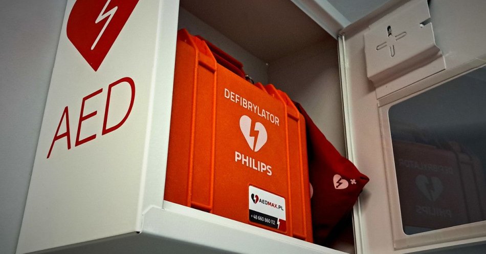 zdjęcie: Defibrylator AED dostępny całą dobę w komendzie w Ropczycach / fot. KPP w Ropczycach fot. mł. asp. A.Olszowy-Szydło