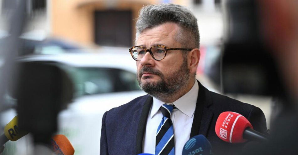zdjęcie: Prokuratura: sąd nie uwzględnił zażalenia PiS na odmowę wszczęcia śledztwa ws niewypłacenia subwencji / Warszawa, 12.07.2025. Rzecznik Prokuratury Okręgowej w Warszawie prok. Piotr Skiba podczas konferencji prasowej przed siedzibą Prokuratury Okręgowej w Warszawie, 12 bm. Briefing prasowy dotyczył ustaleń w sprawie śmiertelnego wypadku na Wisłostradzie, do którego doszło 10 bm. Kierujący oplem vectra zjechał na przeciwległy pas ruchu, doprowadzając do czołowego zderzenia z prawidłowo jadącym motocyklem oraz osobowym audi. W wyniku zdarzenia kierujący motocyklem 45-latek zmarł po przewiezieniu do s