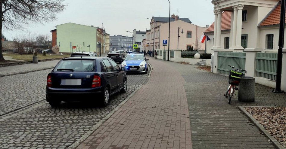 zdjęcie: Policjanci wyjaśniają okoliczności wypadku drogowego / fot. KPP w Żninie