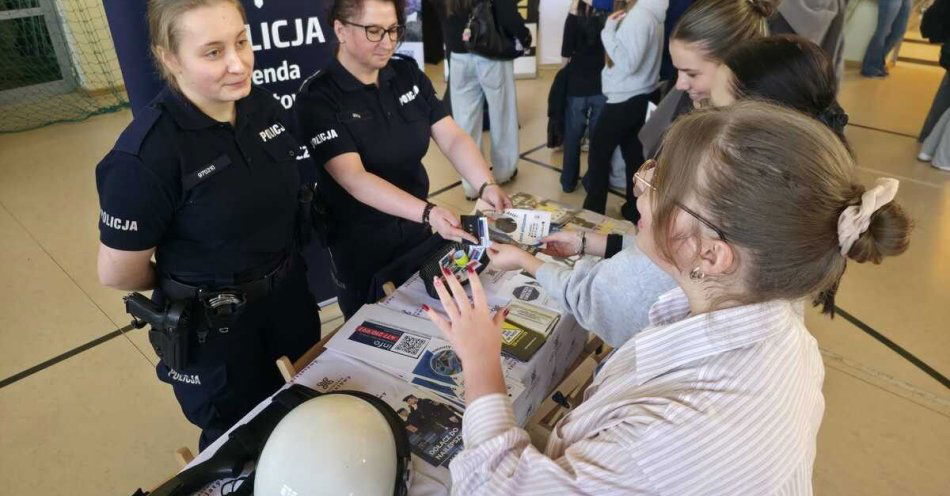zdjęcie: Policjanci z Piaseczna na Targach Akademickich w Górze Kalwarii / fot. KPP w Piasecznie