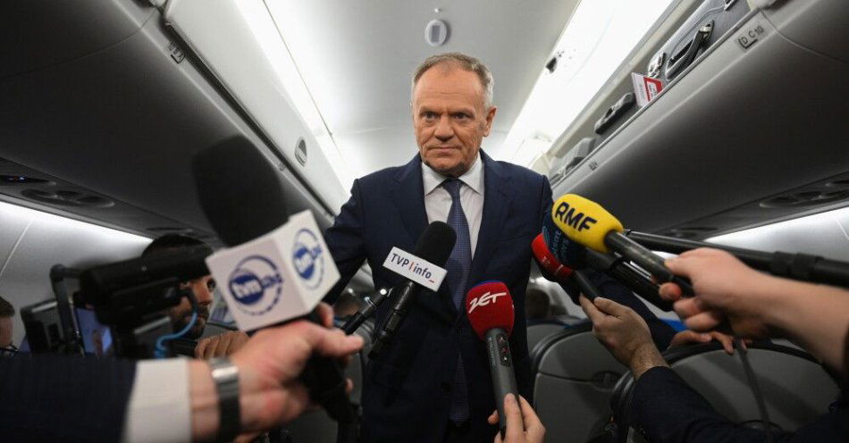 zdjęcie: Premier: podczas szczytu w Berlinie będę pytać o gwarancje bezpieczeństwa dla Polski i wschodniej flanki NATO / Wrocław, 15.12.2025. Premier Donald Tusk udziela wypowiedzi w samolocie we Wrocławiu, 15 bm. Premier Donald Tusk udaje się do Berlina, gdzie weźmie udział w spotkaniu przywódców Francji, Wielkiej Brytanii, Niemiec, Holandii i Włoch z prezydentem Ukrainy, poświęconym kwestii zawieszenia broni na Ukrainie. Wieczorem premier udaje się do Finlandii na szczyt wschodniej flanki UE. (ad) PAP/Marcin Obara