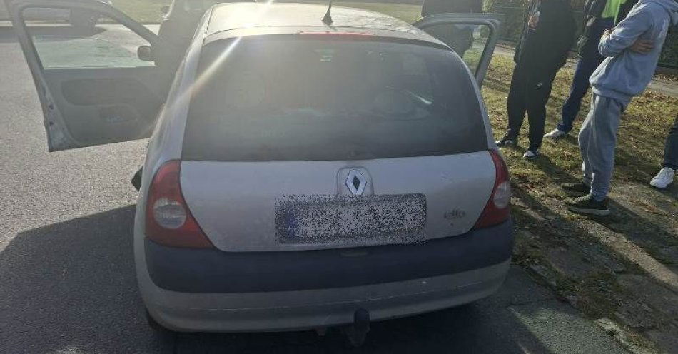 zdjęcie: Pasażerowie zatrzymani przy cmentarzu z marihuaną / fot. KPP w Miliczu