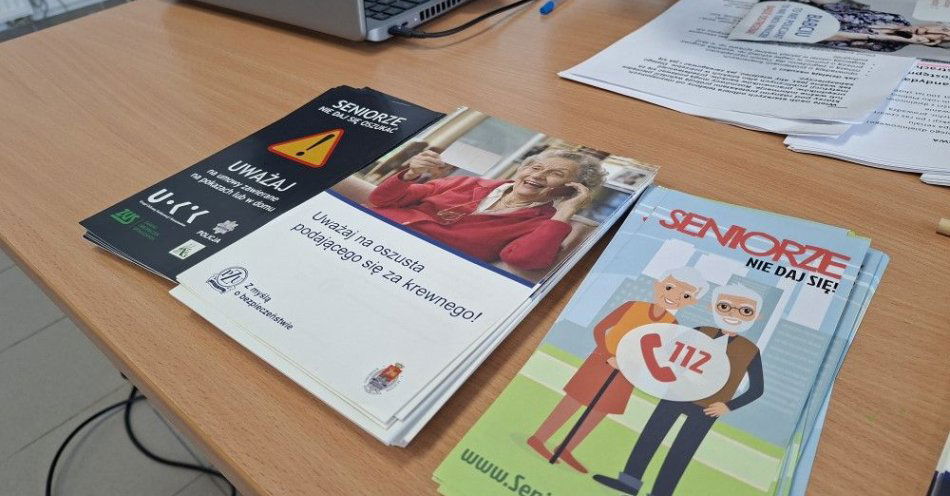 zdjęcie: Policjanci z Otwocka uczą seniorów jak unikać oszustw / fot. KPP w Otwocku Rok bezpieczeństwa w gm. Celestynów- policjanci z Otwocka z prelekcją o bezpieczeństwie odwiedzili „Koło Seniorów Celestynów”