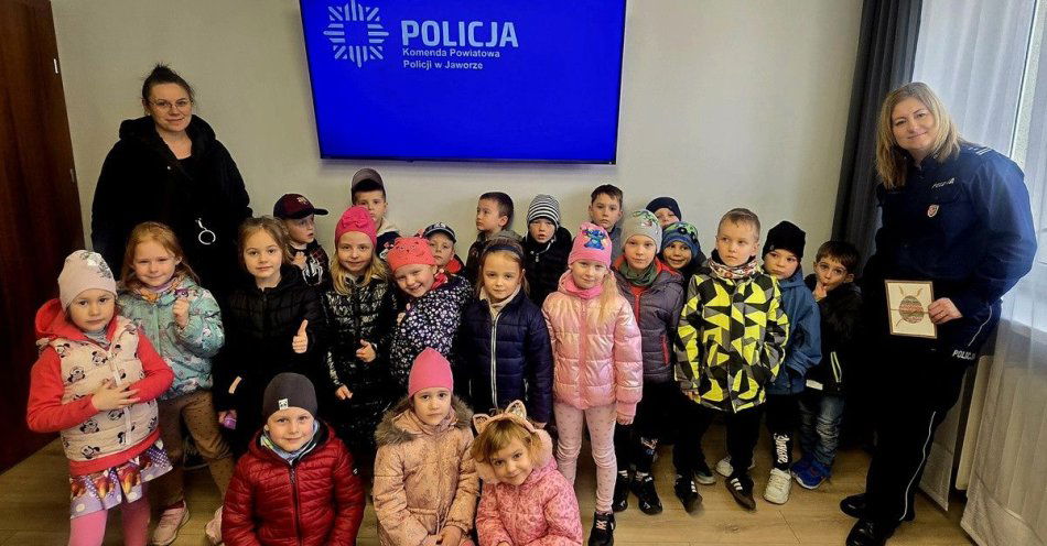 zdjęcie: Przedszkolaki z Jawora wręczyły policjantom świąteczne życzenia / fot. KPP w Jaworze