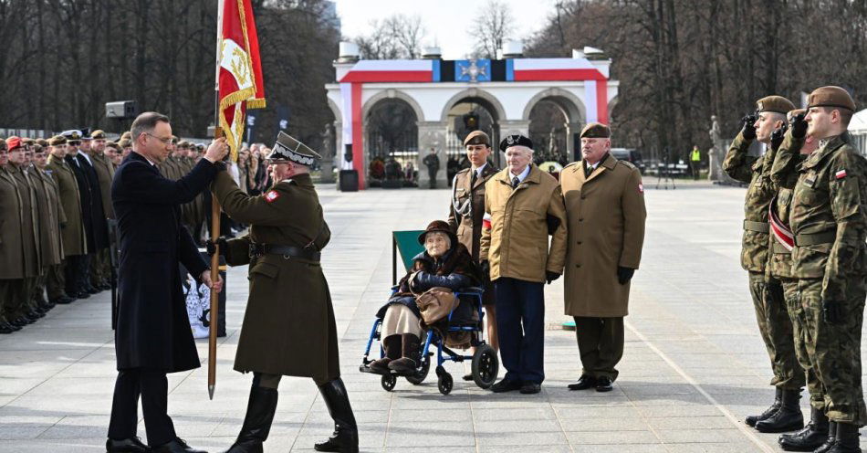 zdjęcie: Prezydent wręczył sztandar wojskowy Dowództwu WOT / fot. PAP