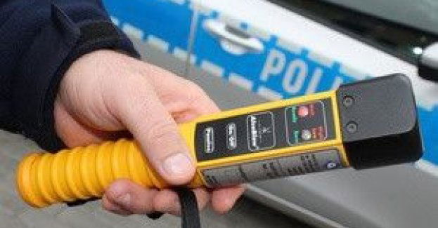 Pijany kierowca mercedesa porzucił auto i uciekł