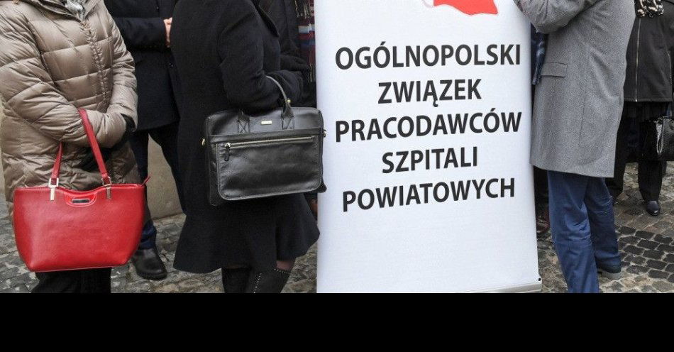 zdjęcie: Wiceszef związku szpitali powiatowych: protestuje ponad 100 szpitali, zamierzają dołączyć kolejne / Warszawa, 18.12.2018. Dyrektorzy szpitali powiatowych zrzeszeni w OZPSP przed Ministerstwem Zdrowia, gdzie 18 bm. przekażą list otwarty Ministrowi Zdrowia. (rp/doro) PAP/Radek Pietruszka