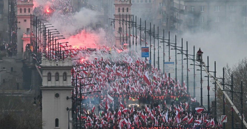 zdjęcie: Marsz Niepodległości przebiega bez większych incydentów / fot. PAP