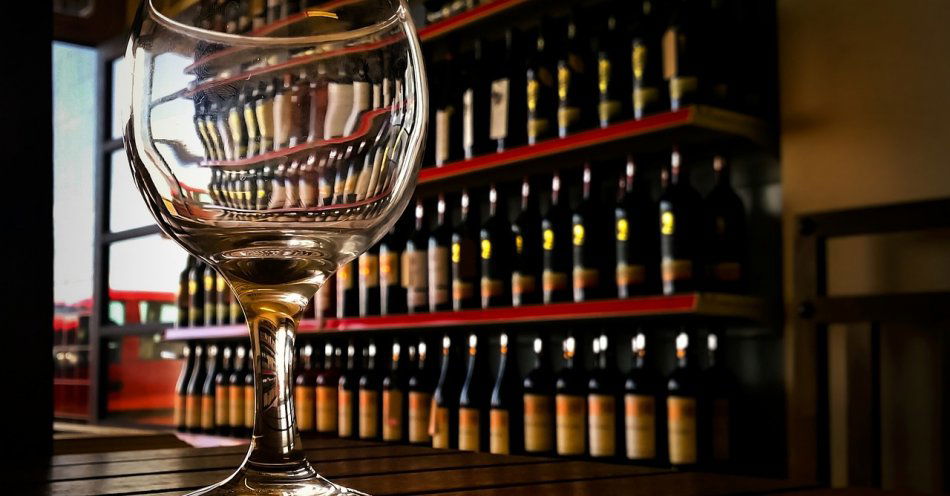 zdjęcie: Wybił szybę w sklepie, bo w monopolowym nie chcieli mu sprzedać alkoholu. Usłyszał zarzut / pixabay/3296512