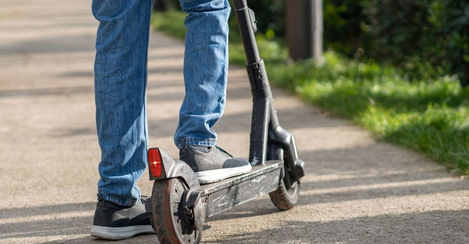 zdjęcie: Groźny wypadek 13-letniego chłopca na hulajnodze elektrycznej / v60852540