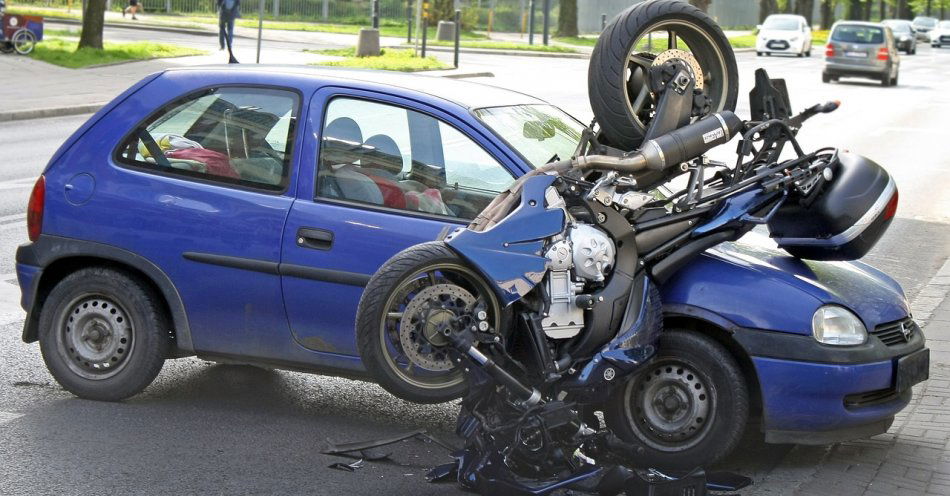 zdjęcie: Policjanci wyjaśniają okoliczności wypadku z udziałem motocyklisty. Uważajmy na drodze / pixabay/3349664