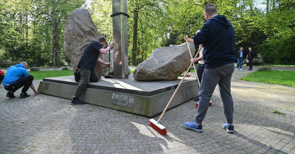 zdjęcie: Więźniowe posprzątali kwaterę przy pomniku Krzyż Katyński / fot. PAP