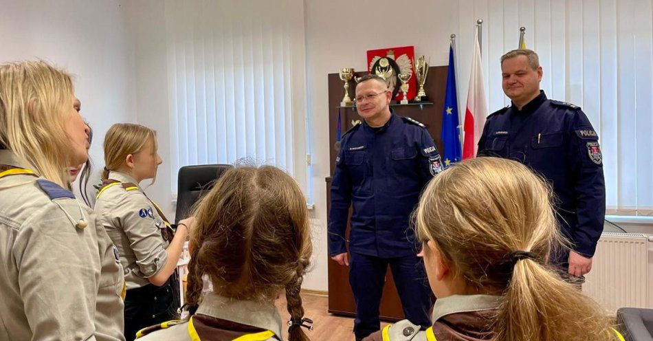zdjęcie: Betlejemskie Światełko odwiedziło komendę policji w Międzyrzeczu / fot. KPP Międzyrzecz