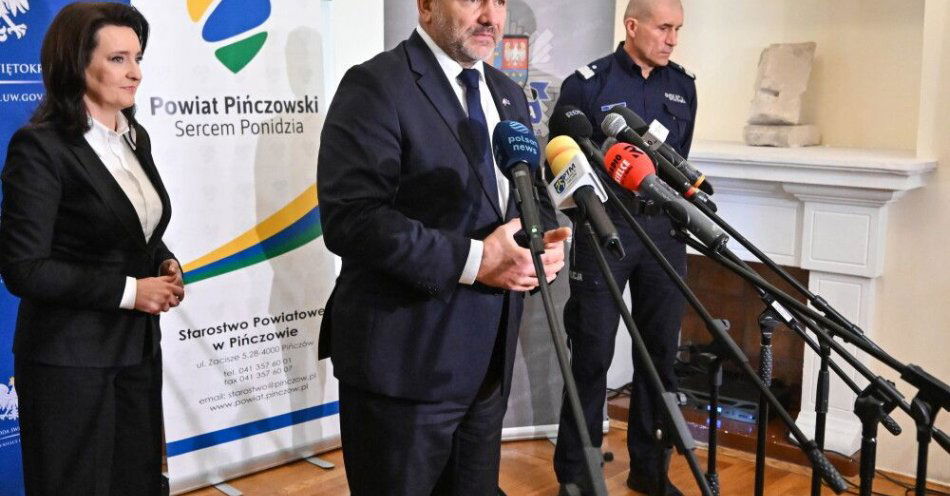 zdjęcie: Szef MS ws. próby podpalenia budynku przy ul Wiejskiej: trzeba pokazywać, że na takie akty nie ma przyzwolenia / Pińczów, 20.10.2025. Minister sprawiedliwości Waldemar Żurek (C), sekretarz stanu w Kancelarii Prezesa Rady Ministrów Marzena Okła-Drewnowicz (L) i pierwszy zastępca Komendanta Głównego Policji  nadinsp. Roman Kuster (P) na briefingu prasowym w Sali Kominkowej Pińczowskiego Samorządowego Centrum Kultury, 20 bm. Briefing podsumowuje współorganizowany przez wojewodę świętokrzyskiego Józefa Bryka projekt „Bezpieczny Senior – Świadomy Senior”. Pińczów będzie trzynastym powiatem województwa, w którym