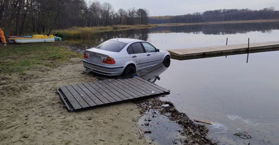 zdjęcie: BMW ugrzęzło w jeziorze po nocnych driftach 19 latka / fot. KPP Wągrowiec