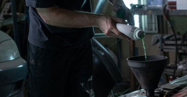 Otwoccy patrolowcy zatrzymali złodzieja paliwa, w samochodzie maił 1000 litrowy mauser wypełniany kradzionym olejem napędowym