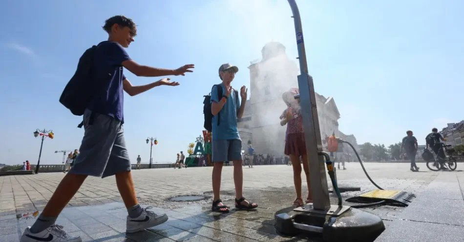 zdjęcie: IMGW ostrzega przed upałem w 15 województwach / Warszawa, 04.08.2026. Zraszacz na Placu Zamkowym w Warszawie, 4 bm. Zraszacze ustawione są w kilku miejscach na Trakcie Królewskim. IMGW wydało ostrzeżenia przed upałami dla niemal całego kraju. (sko) PAP/Szymon Pulcyn