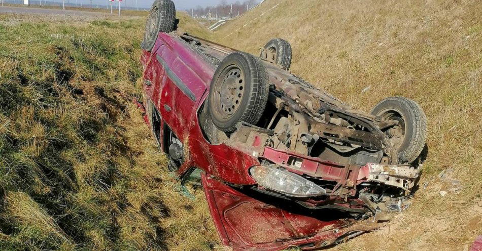 zdjęcie: Wypadek  na trasie S7, w pobliżu Wiśniewa. Ranna kierująca i jej dwoje dzieci / fot. KPP w Mławie