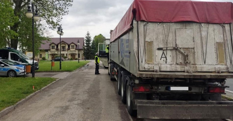 zdjęcie: Droga krajowa nr 62 pod nadzorem inspektorów ITD oraz policjantów z Radziejowa / fot. KPP w Radziejowie